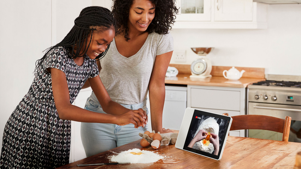Lenovo-YT-GirlsMakingPasta.max-1000x1000.jpg