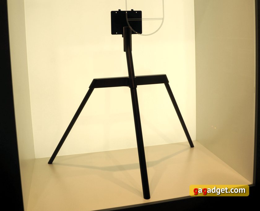 QLED-TV-studio-stand.jpg