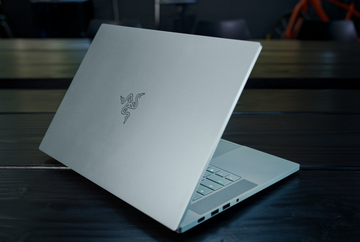 Razer-Blade_15_Mercury_White-1.jpg