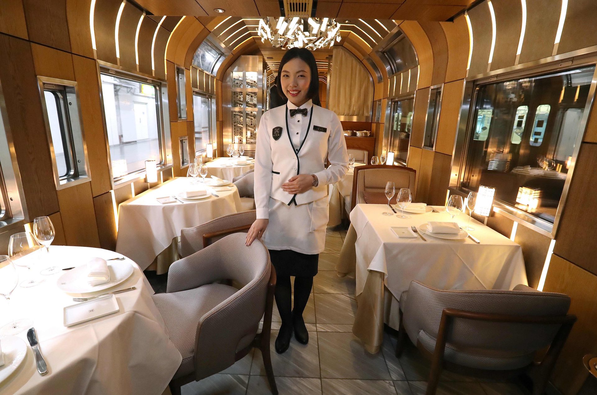 Shiki-shima-japan-train-3.jpg