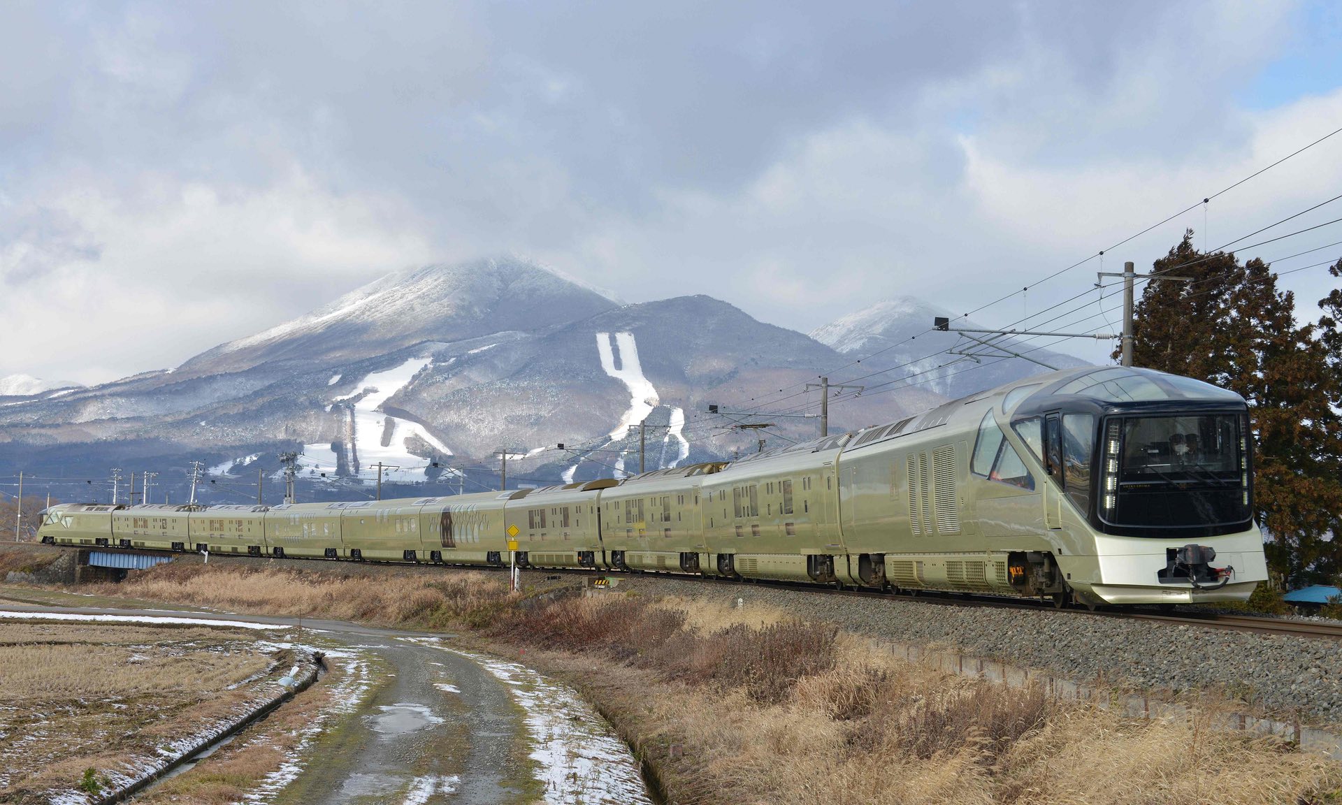 Shiki-shima-japan-train-8.jpg