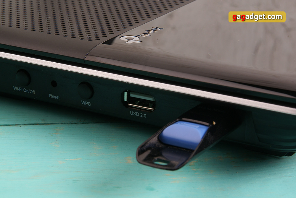 TP-Link-Archer-C3150-with-usb-stick.jpg