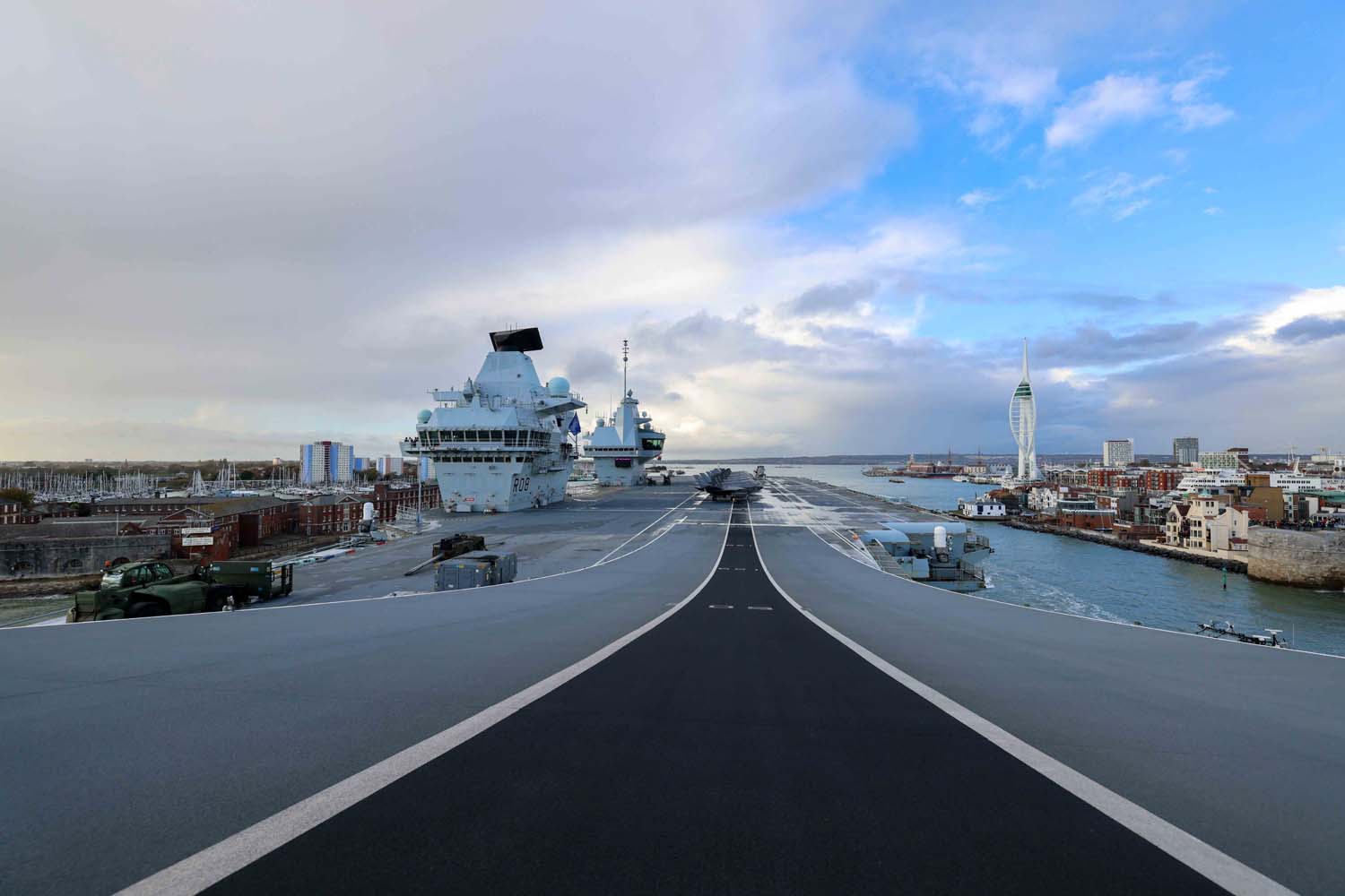 Le porte-avions britannique HMS Queen Elizabeth, qui transporte des chasseurs de cinquième génération F-35B Lightning II, est passé sous le commandement de l'OTAN pour la première fois dans l'histoire.-8