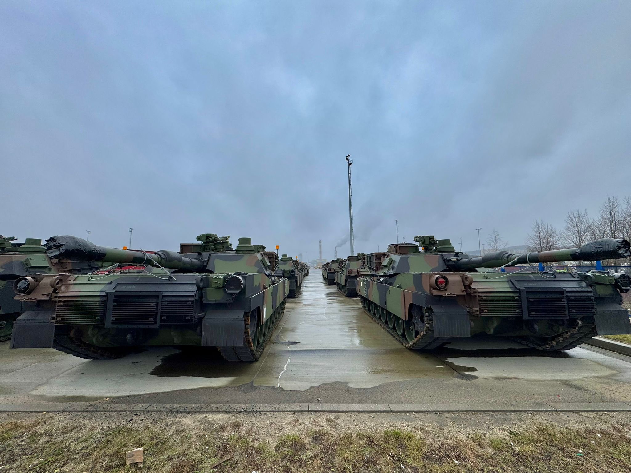 Доставлені в Польщу танки M1A2 SEPv3 Abrams. Ілюстрація: Władysław Kosiniak-Kamysz