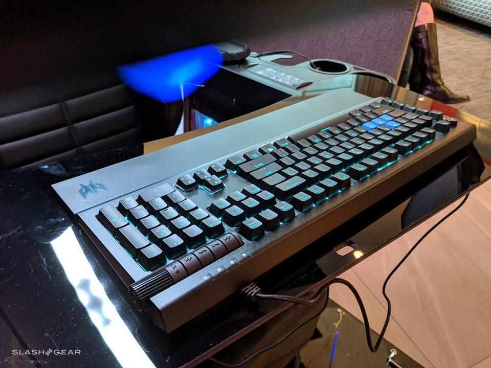 acer_predator_thronos_photos_ces2019_slashgear_06-960x720.jpg