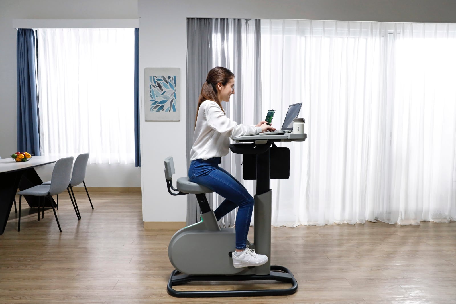 Acer présente le bureau de vélo eKinekt BD 3. Il convertit l'énergie du pédalage du cycliste pour charger l'ordinateur portable.
