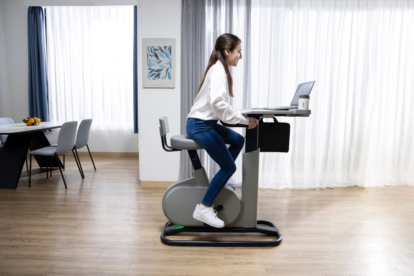 Acer présente le bureau de vélo eKinekt BD 3. Il convertit l'énergie du pédalage du cycliste pour charger l'ordinateur portable.-3
