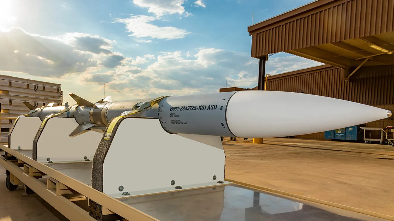Ракета середньої дальності AIM-120 AMRAAM