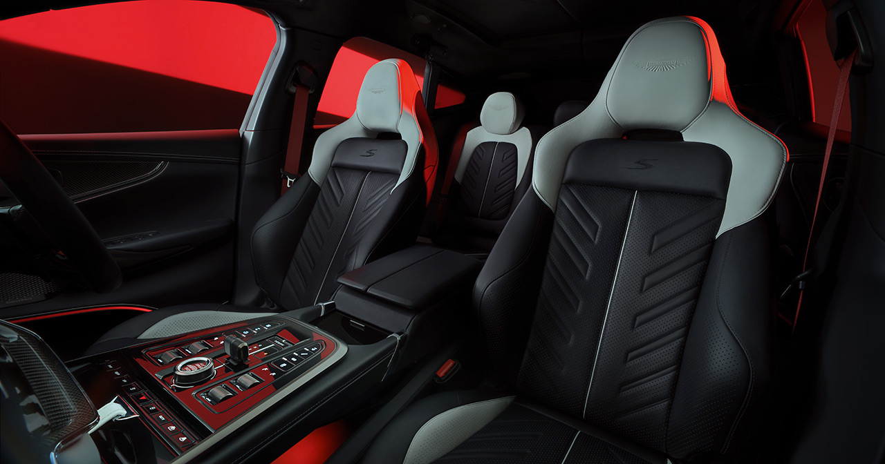 Aston Martin DBX S - вид на тлі природи
