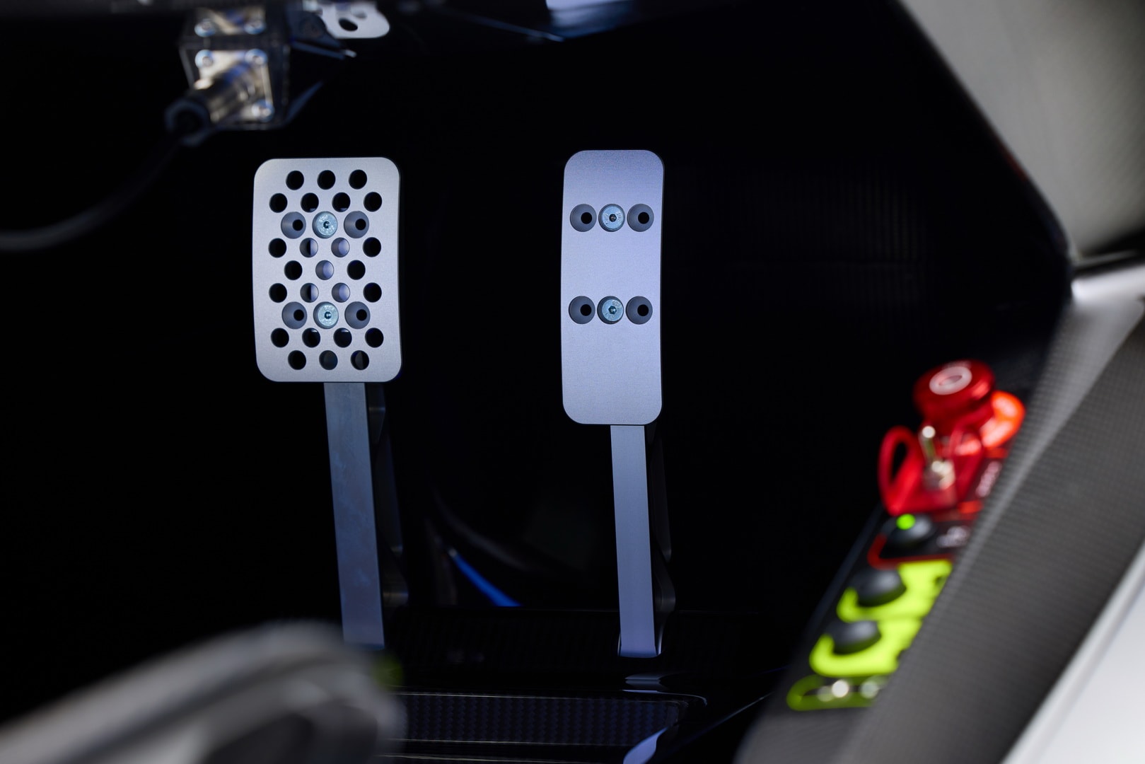 Simulator design with carbon fibre monocoque