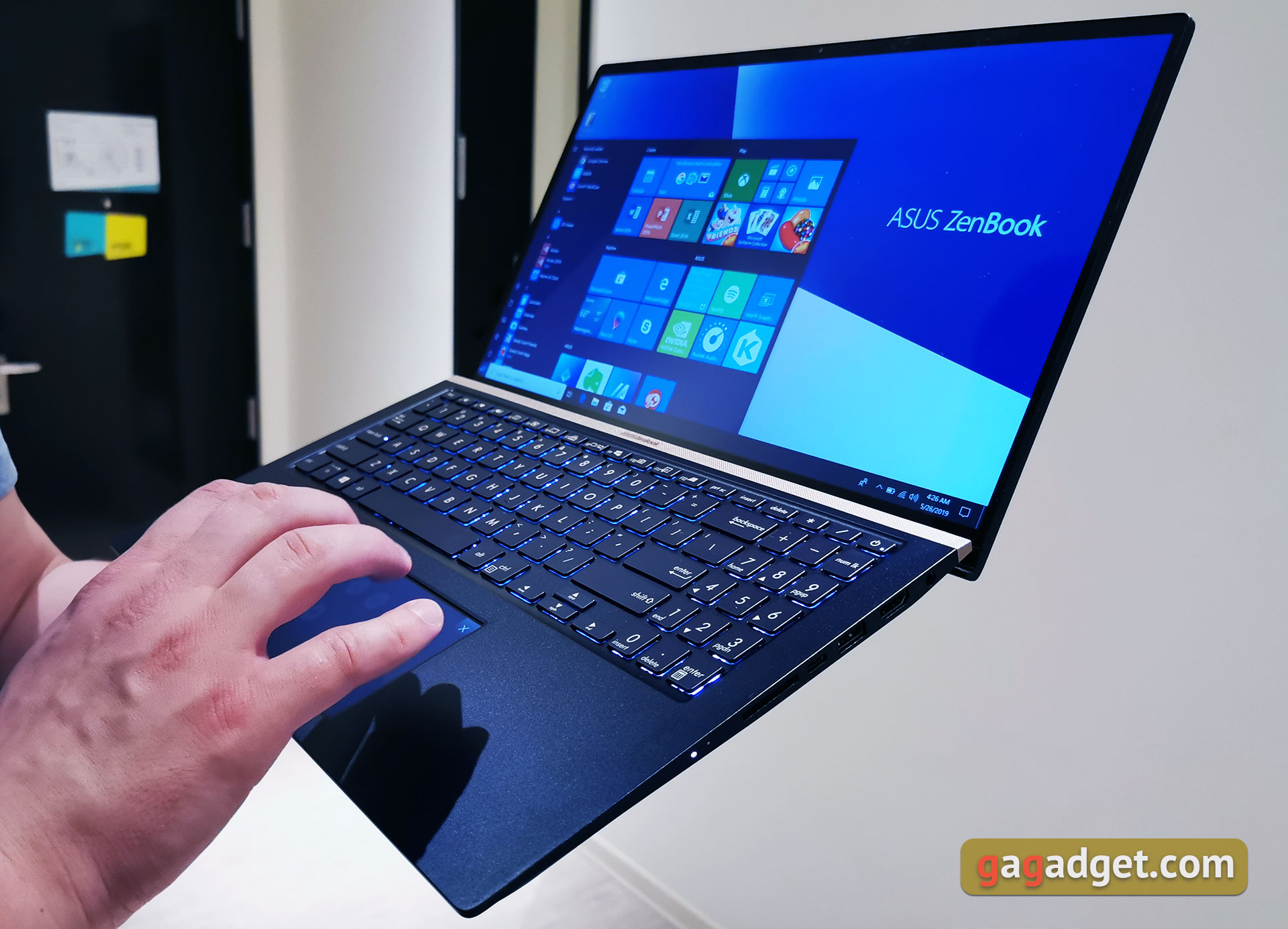 ASUS на Computex 2019: электретные геймерские наушники, 240 Гц портативный монитор и другие крутые штуки