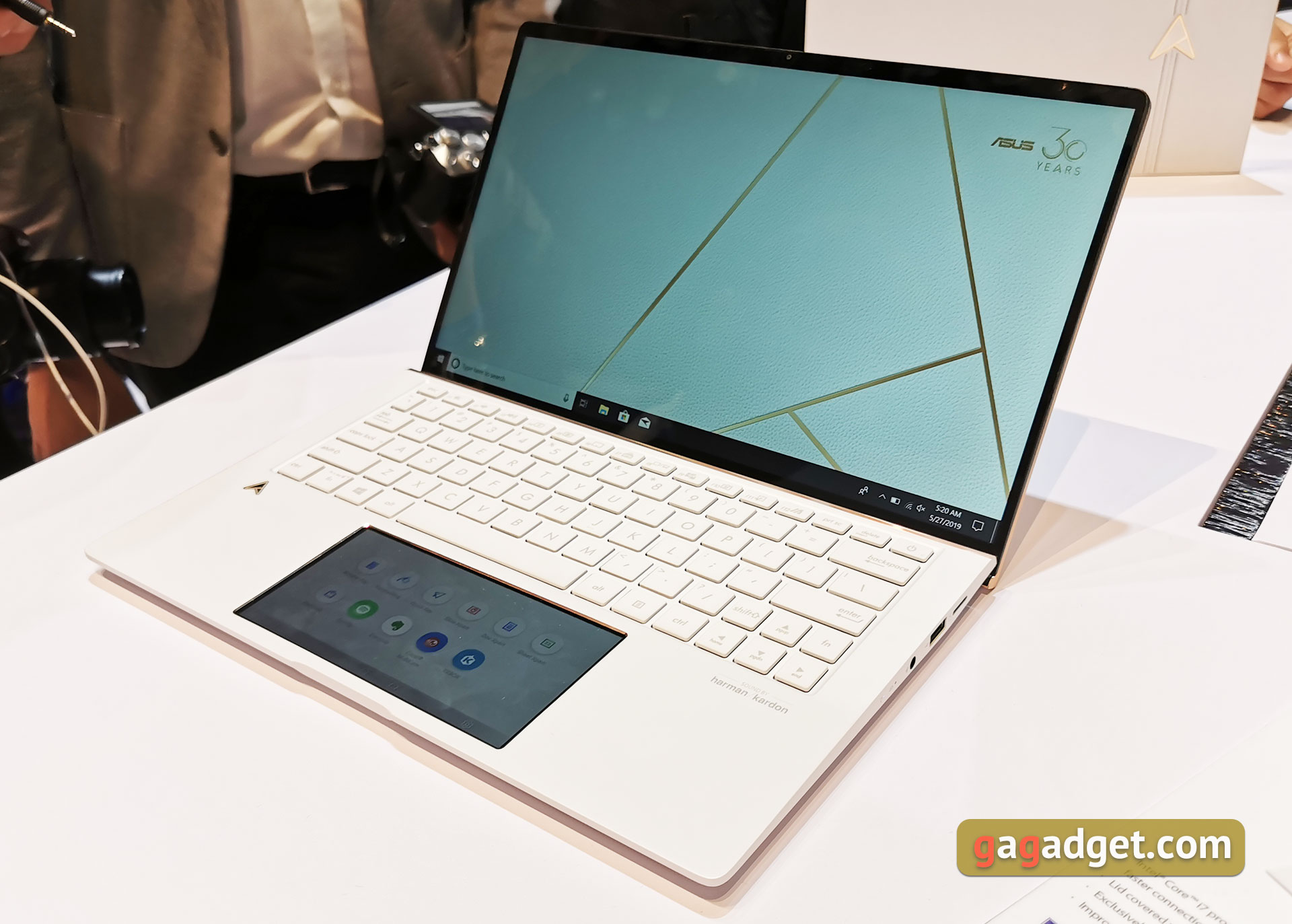 ASUS на Computex 2019: электретные геймерские наушники, 240 Гц портативный монитор и другие крутые штуки-9