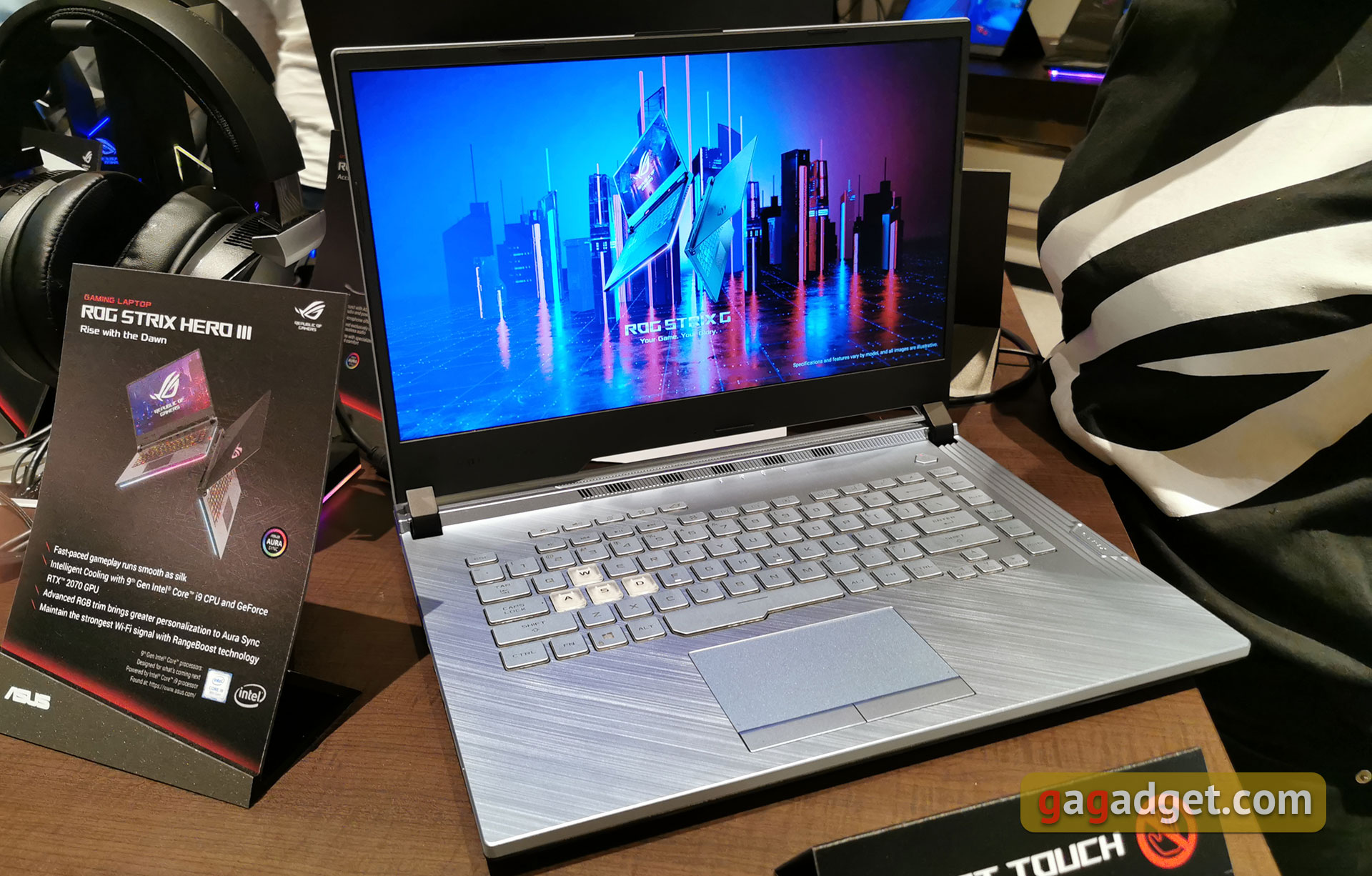 ASUS на Computex 2019: электретные геймерские наушники, 240 Гц портативный монитор и другие крутые штуки-15