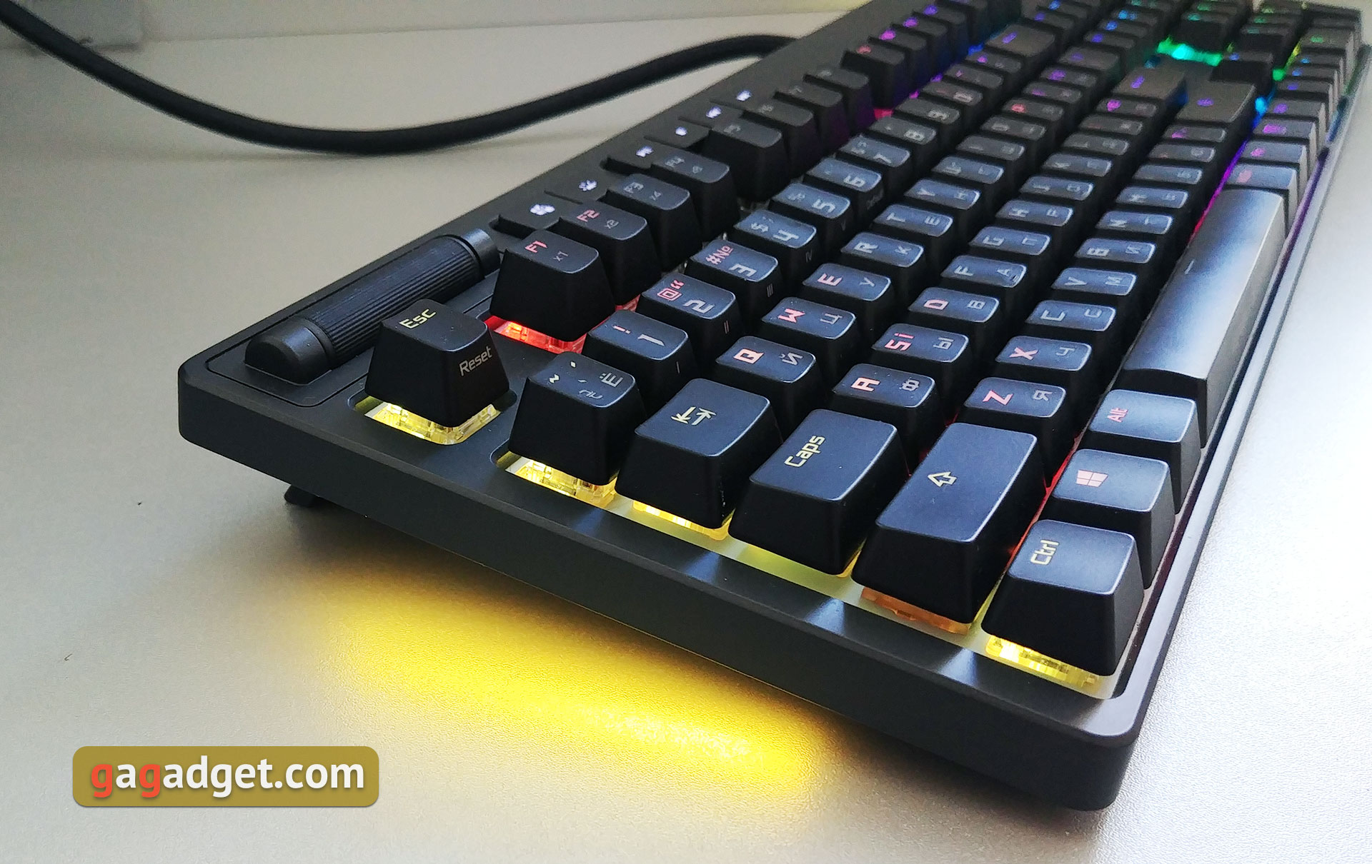 asus-rog-strix-flare-02.jpg