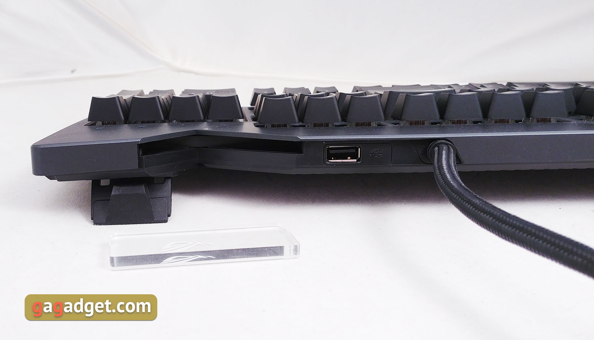 asus-rog-strix-flare-14.jpg