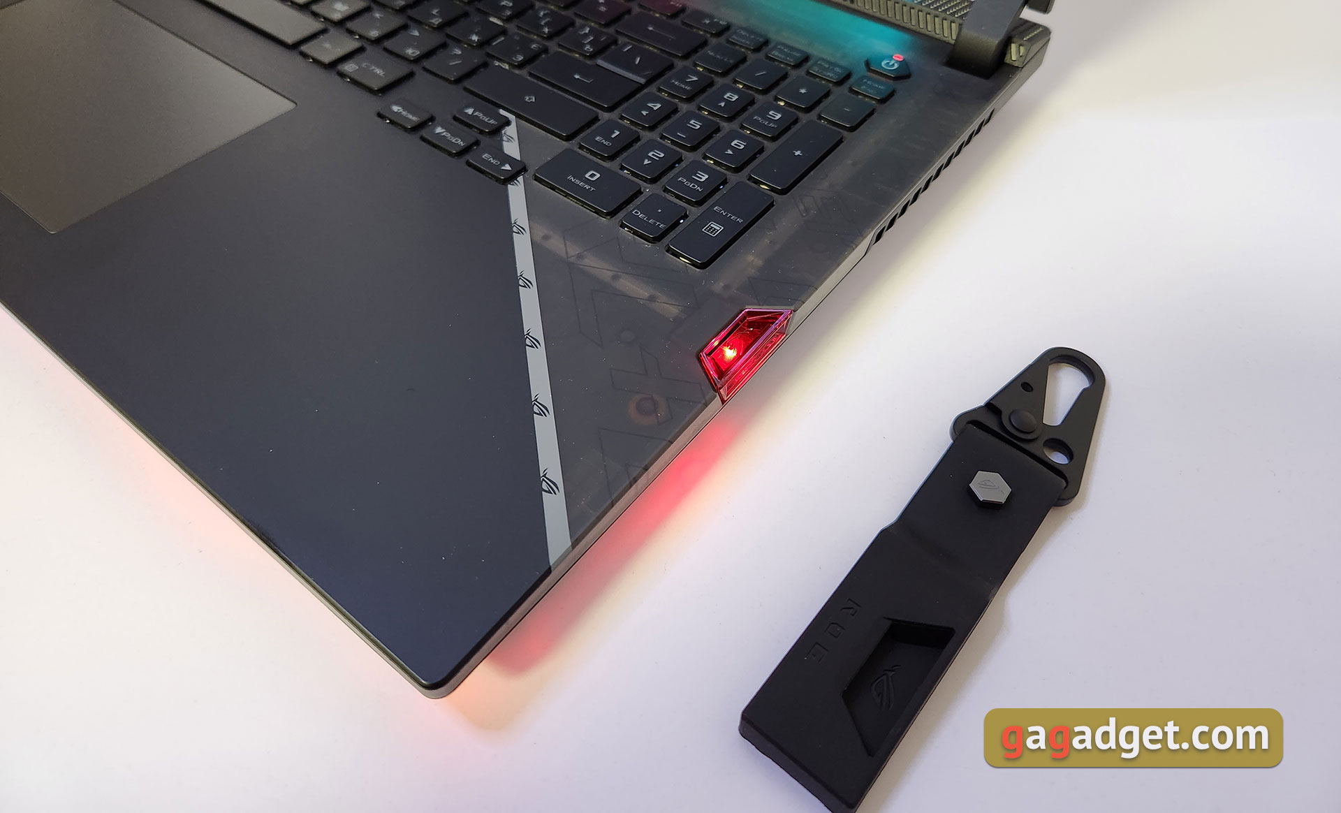 ASUS ROG Strix Scar 17 SE (2022) своїми очима: неоновий смак перемоги-4