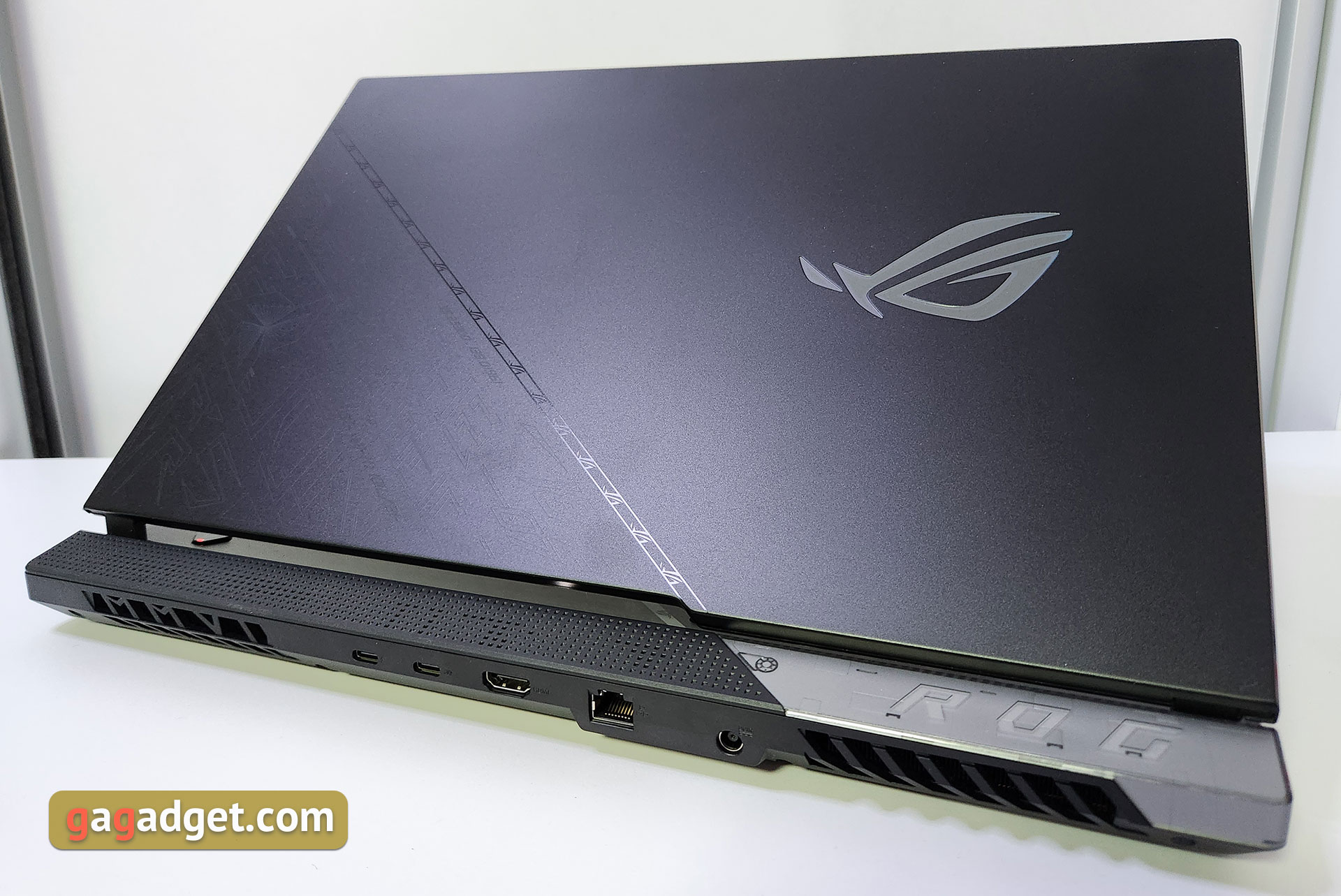 ASUS ROG Strix Scar 17 SE (2022) своїми очима: неоновий смак перемоги-9