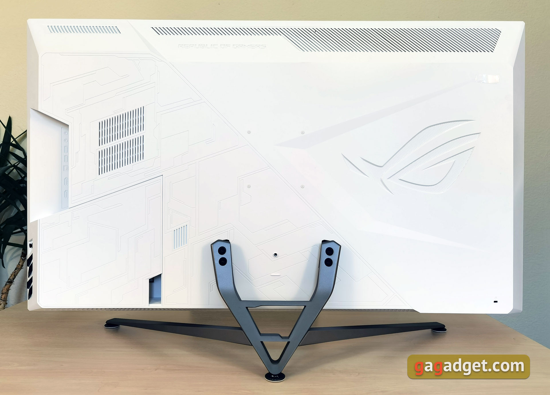 ASUS ROG Strix XG43UQ Overview: The Best Display for Next-Generation Gaming Consoles-16