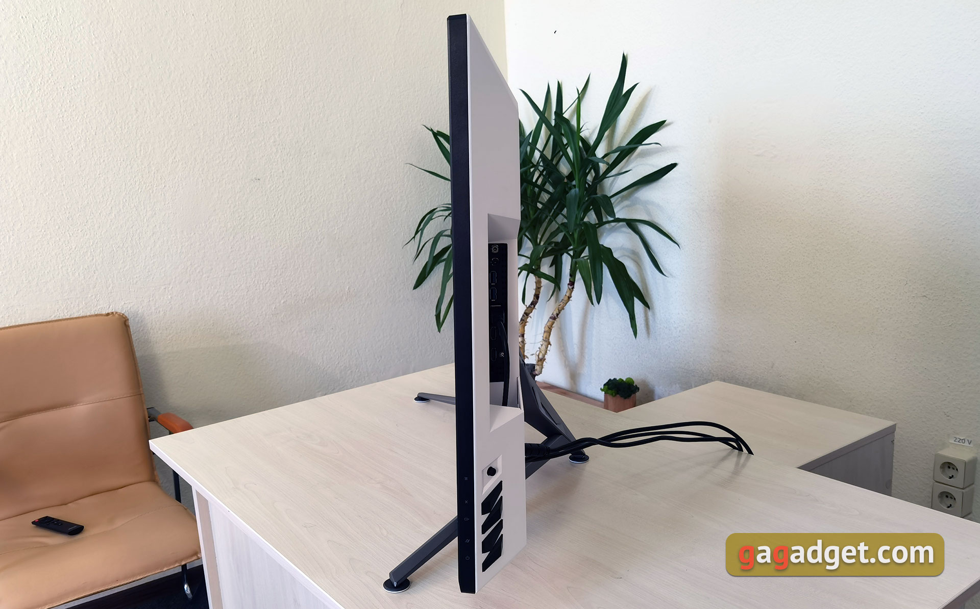 ASUS ROG Strix XG43UQ Overview: The Best Display for Next-Generation Gaming Consoles-17