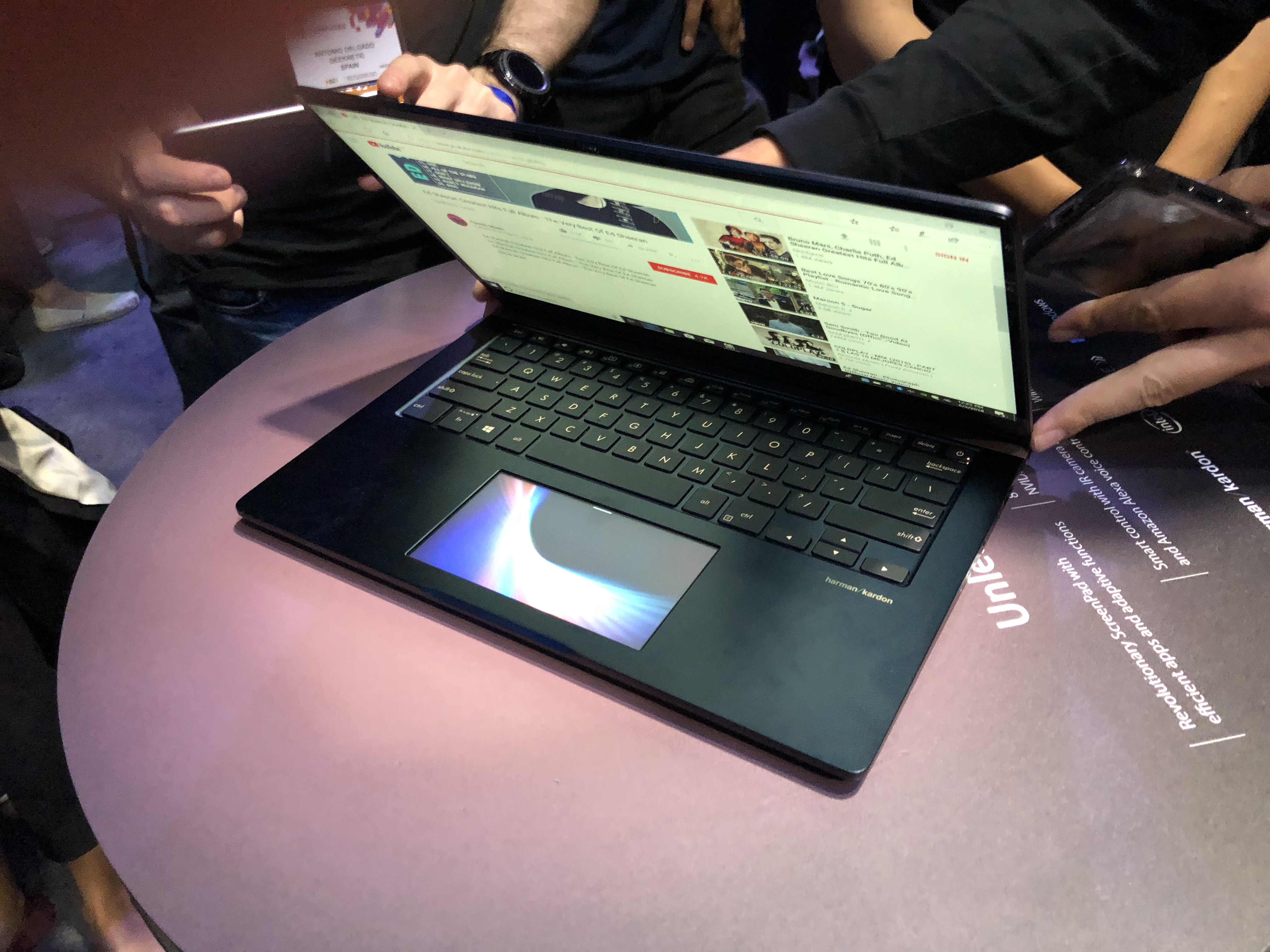 asus-zenbook-pro-14-screenpad-2.jpg
