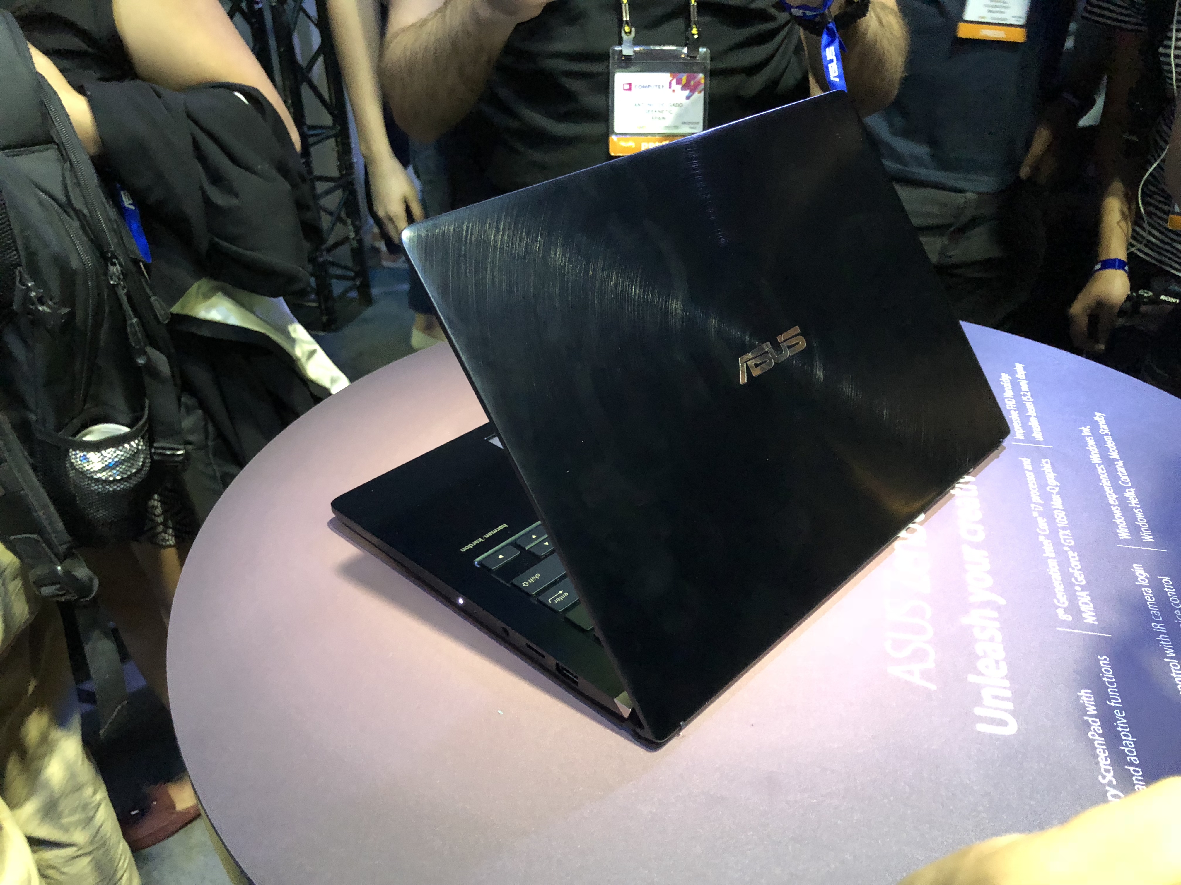 asus-zenbook-pro-14-screenpad-4.jpg