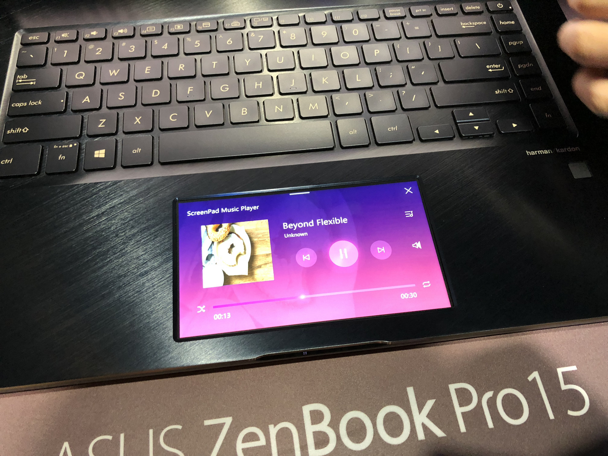 asus-zenbook-pro-15-screenpad-4.jpg