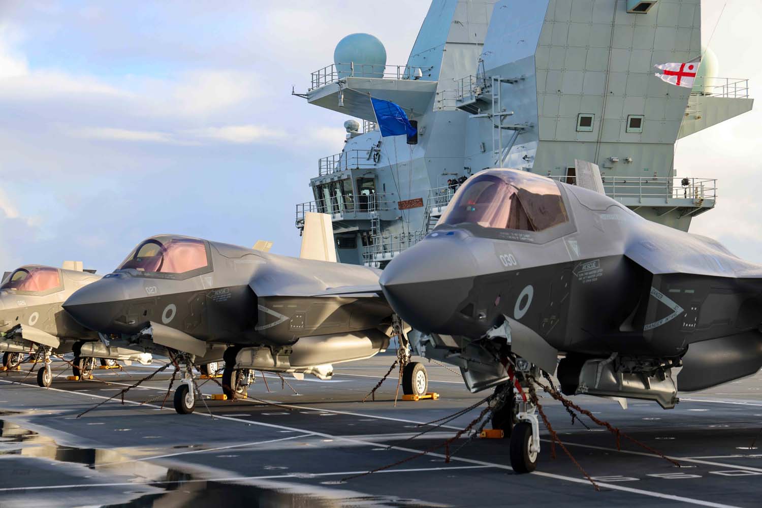 Le porte-avions britannique HMS Queen Elizabeth, qui transporte des chasseurs de cinquième génération F-35B Lightning II, est passé sous le commandement de l'OTAN pour la première fois dans l'histoire.-9