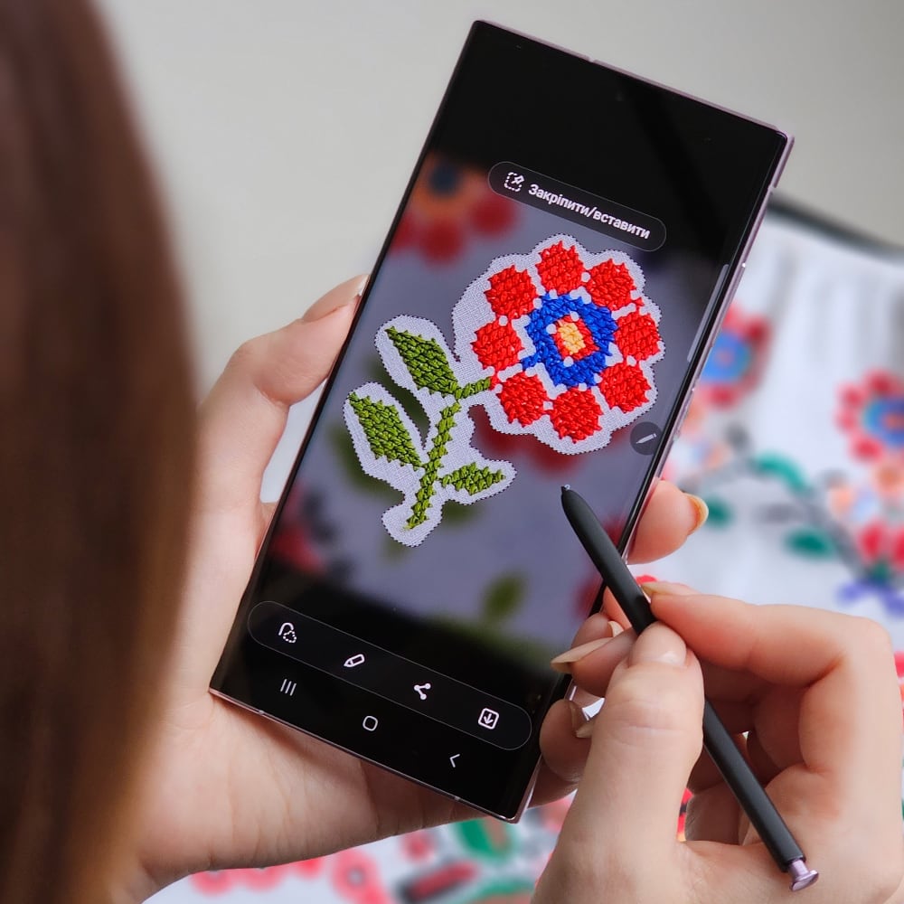 L'image de l'écran géant du centre commercial Gulliver a été créée sans l'aide d'un ordinateur : Le Galaxy S23 Ultra est devenu le créateur du projet artistique "Breath of Hope" (Souffle d'espoir)