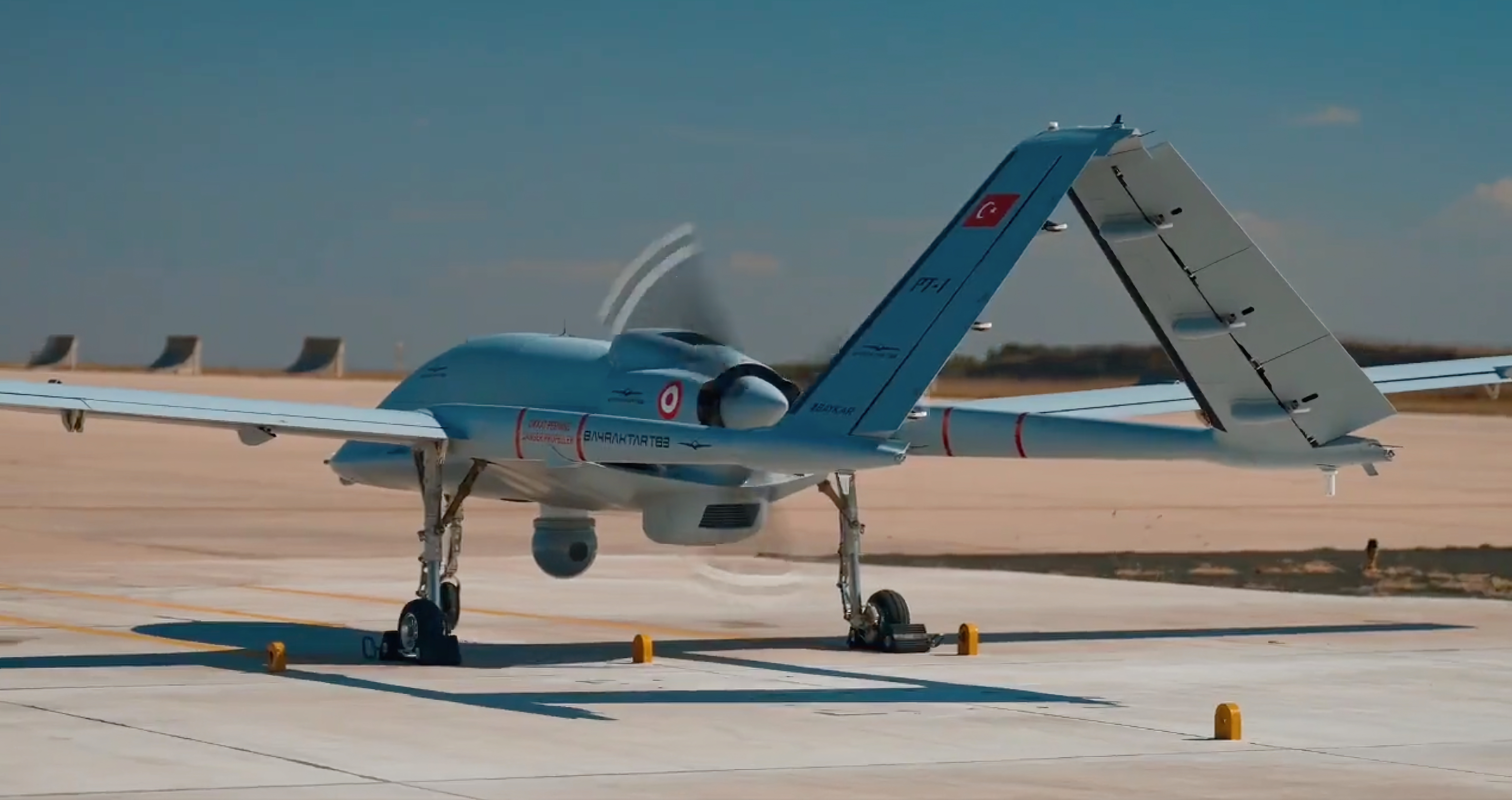 Baykar Makina has shown how it is testing the Bayraktar TB3: Turkey's new strike UAV with folding wings and a flight time of up to 50 hours
