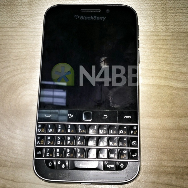 Живые фотографии и характеристики QWERTY-смартфона BlackBerry Classic