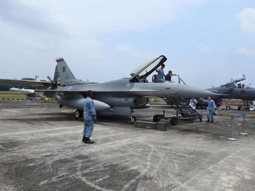 L'armée de l'air de Singapour a confirmé publiquement que ses chasseurs F-16 Fighting Falcon modernisés sont armés de missiles Python 5 de quatrième génération d'une portée de 20 km.