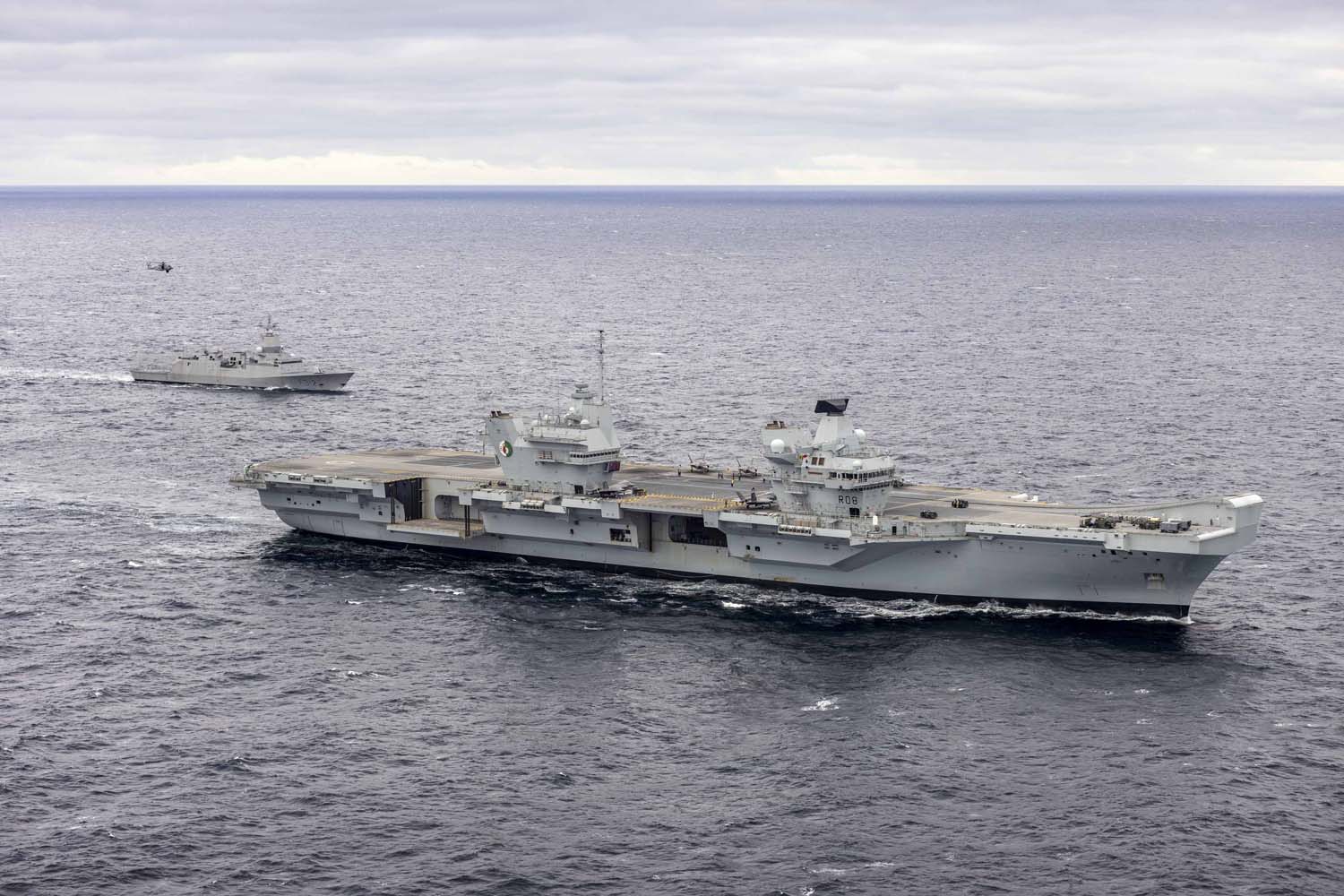 Le porte-avions britannique HMS Queen Elizabeth, qui transporte des chasseurs de cinquième génération F-35B Lightning II, est passé sous le commandement de l'OTAN pour la première fois dans l'histoire.-10