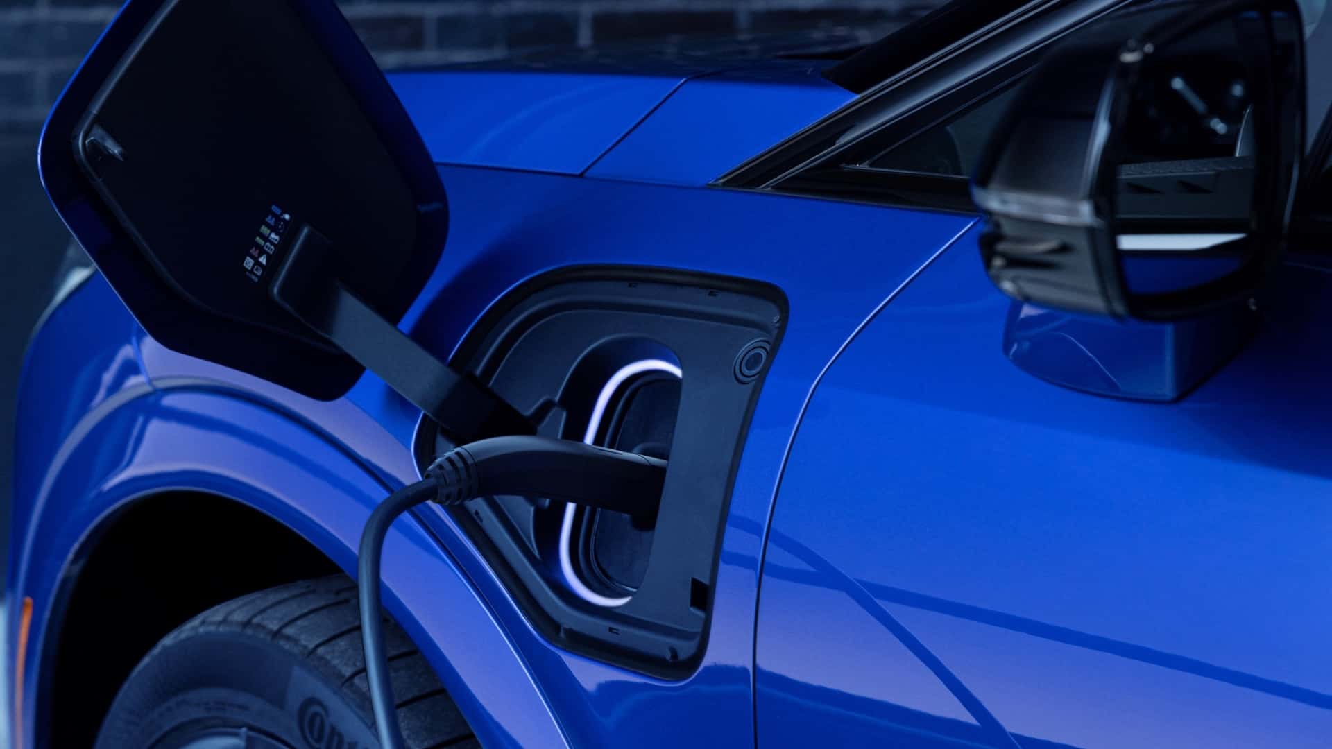 Cadillac Optiq V на Tesla Supercharger