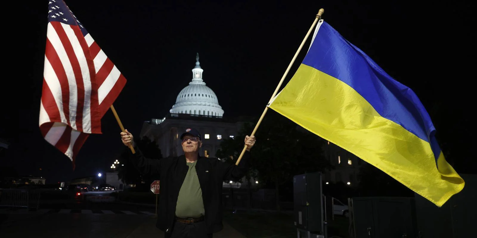 Illustration des drapeaux ukrainien et américain.