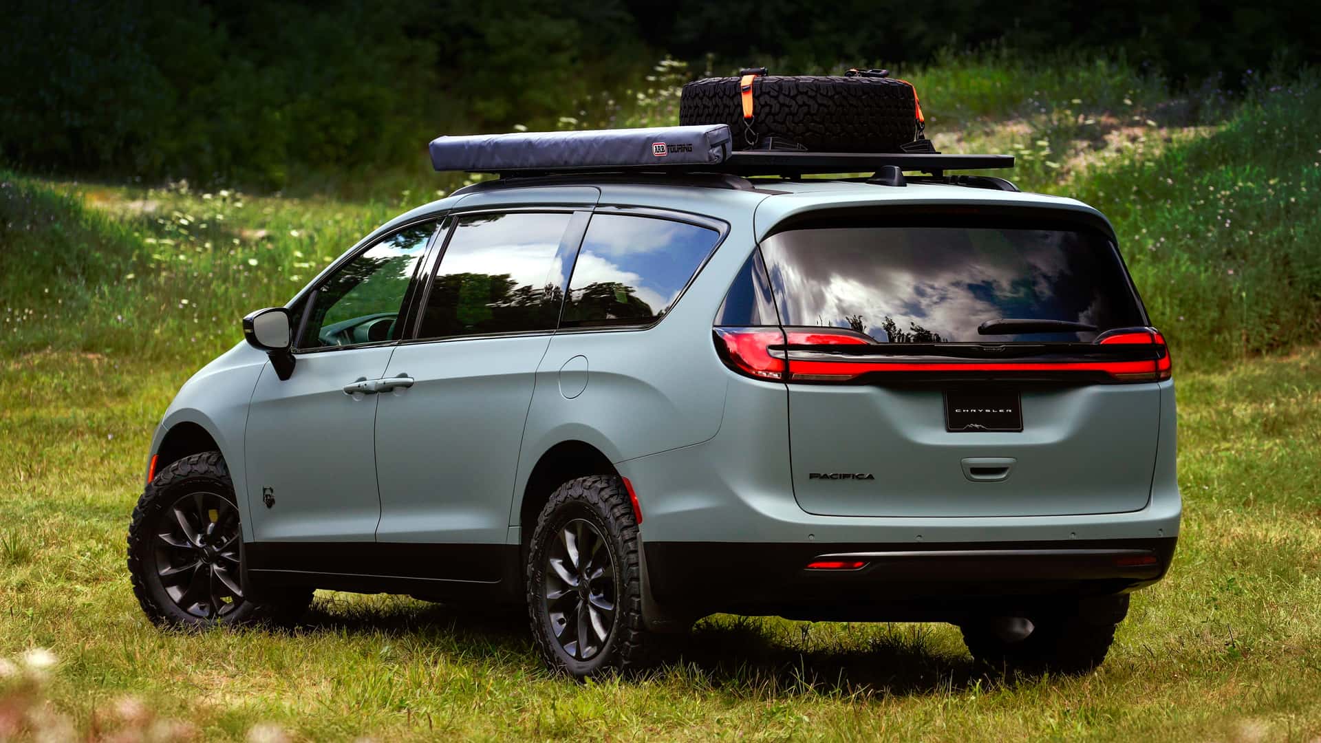 Chrysler Pacifica Grizzly Peak Вид збоку