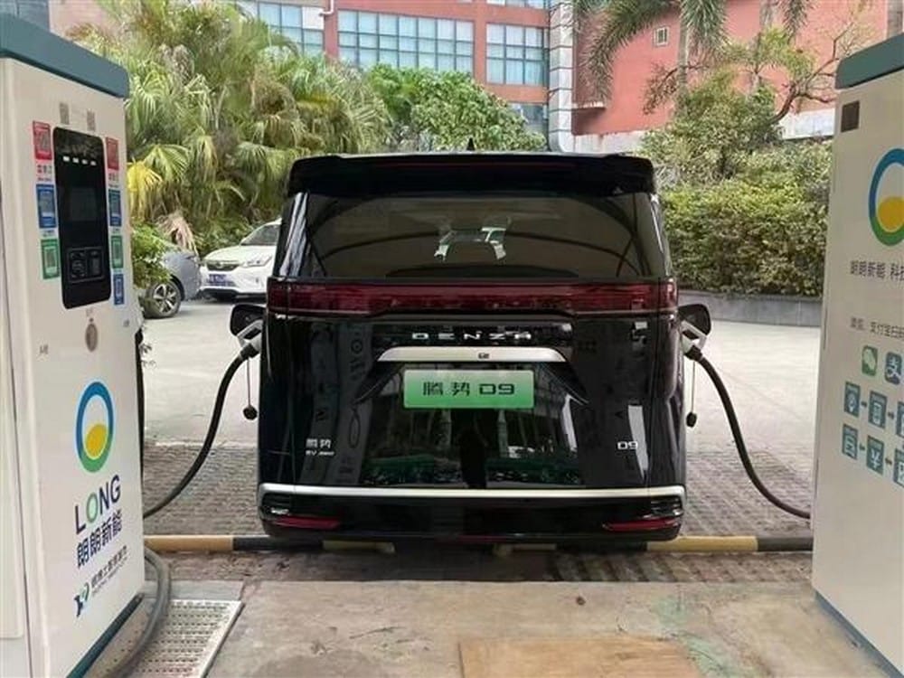 Double charge du monospace Denza D9
