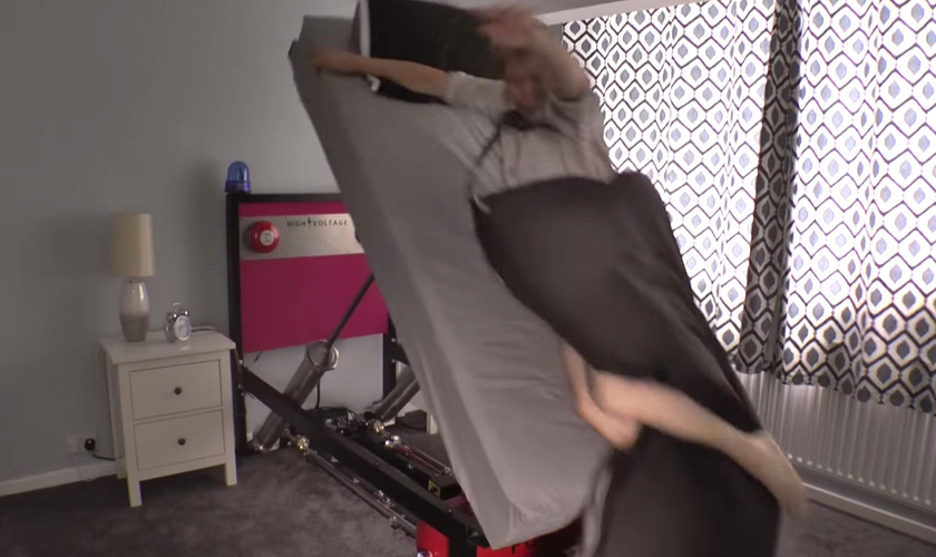 Кровать-катапульта High Voltage Ejector Bed для самых сонных (видео)