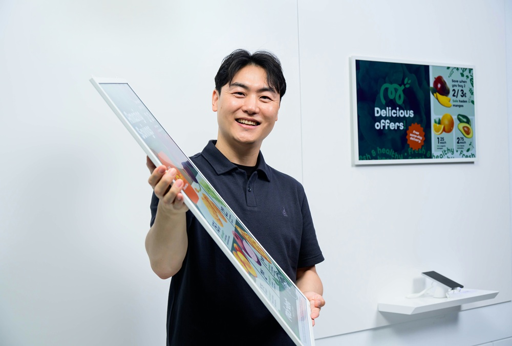 Samsung Colour E-Paper, ultra-thin display weighing 2.5kg