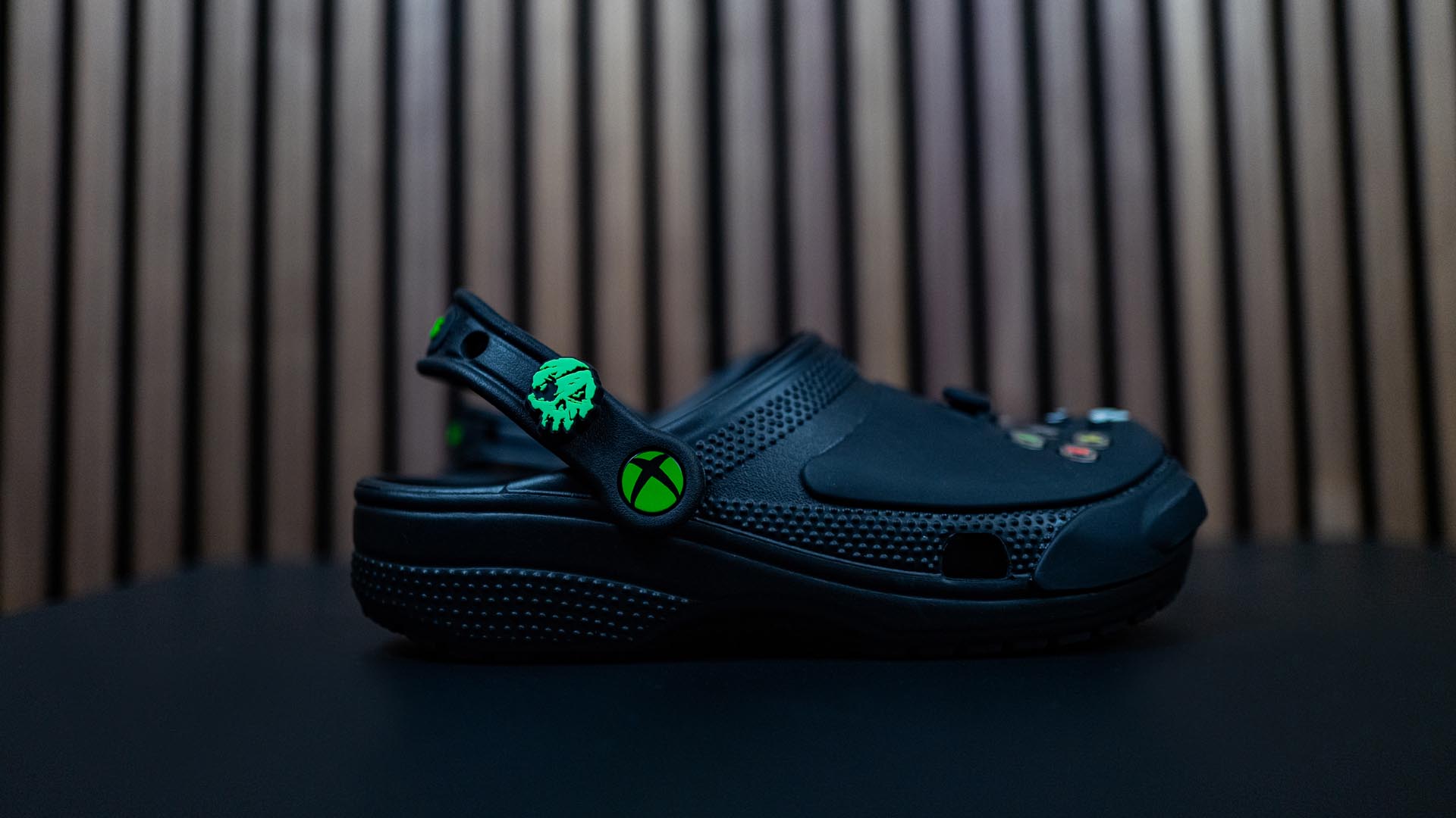 Спеціальні стіки та кнопки на Crocs