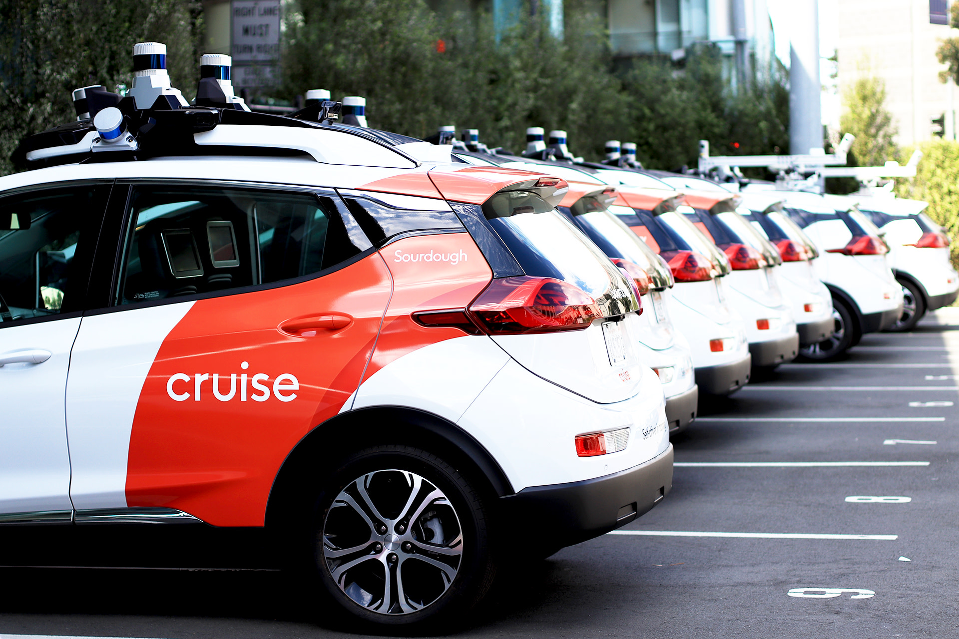 Cruise will cut 900 workers and revise plans for robotaxis