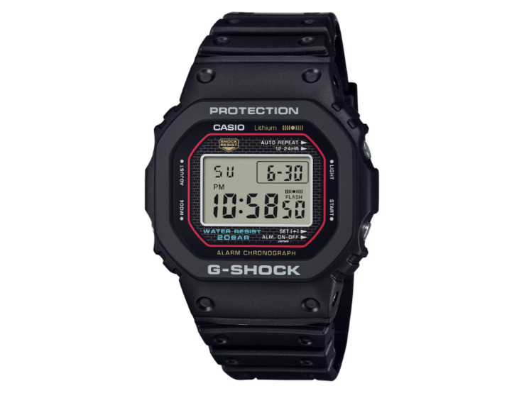 La montre G-Shock DW5000R dans le paysage urbain