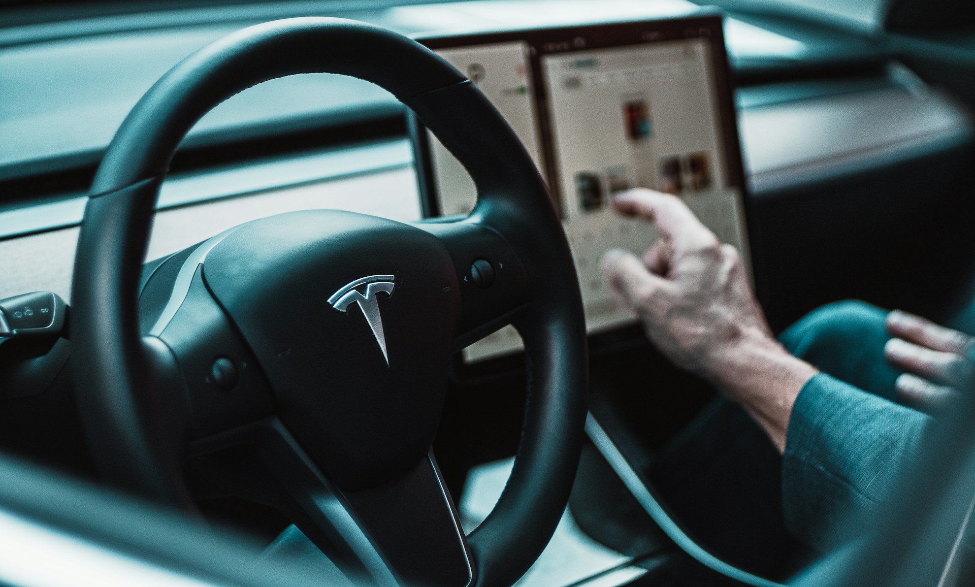 Tesla divise par deux le prix de l'abonnement au système Full Self Driving, alors que les ventes de voitures neuves s'effondrent