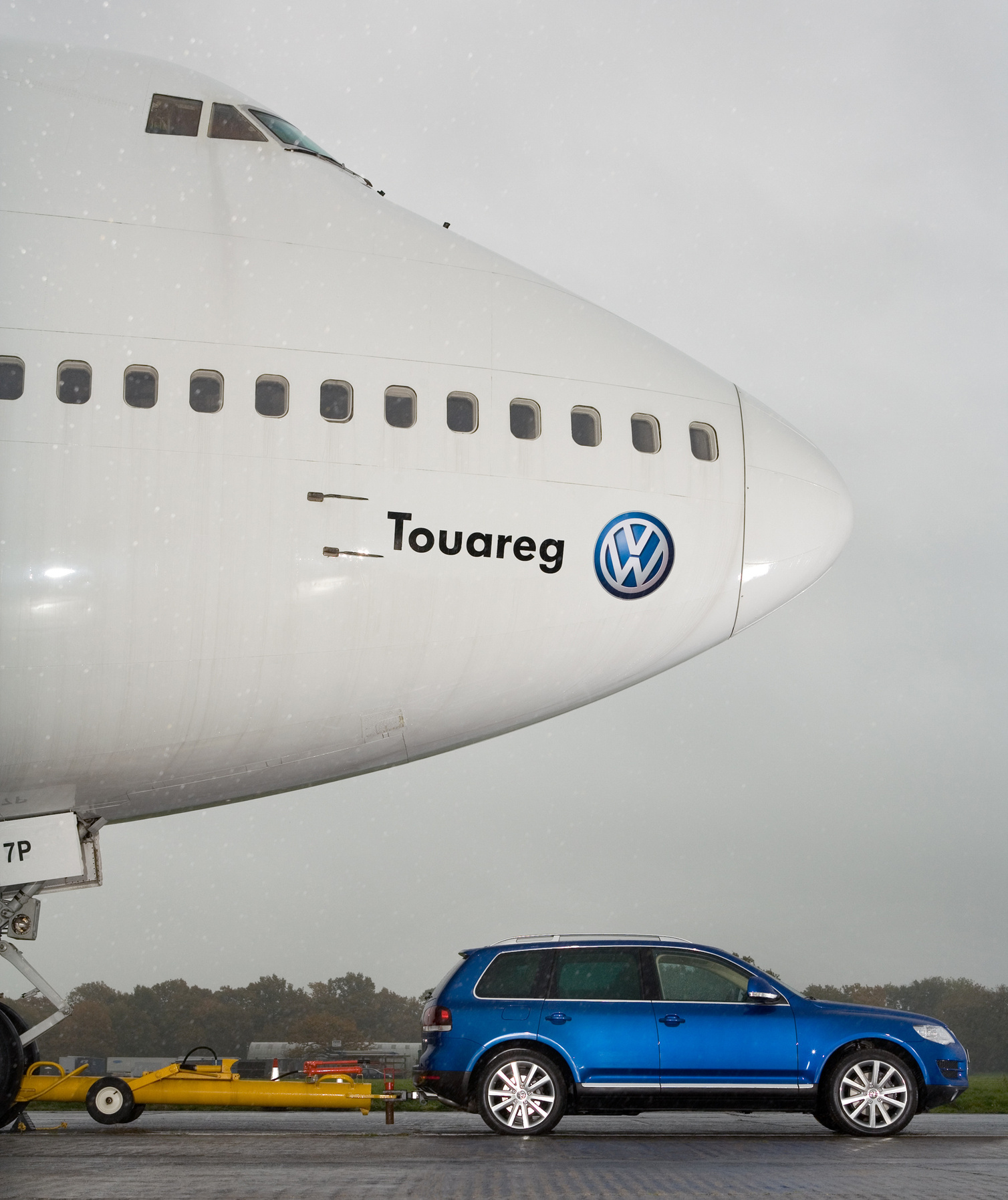Volkswagen Touareg буксирует Boeing 747