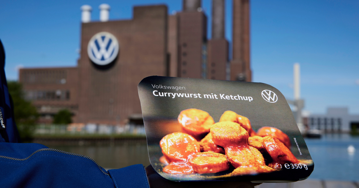 Volkswagen Currywurst mit Ketchup на тлі заводу