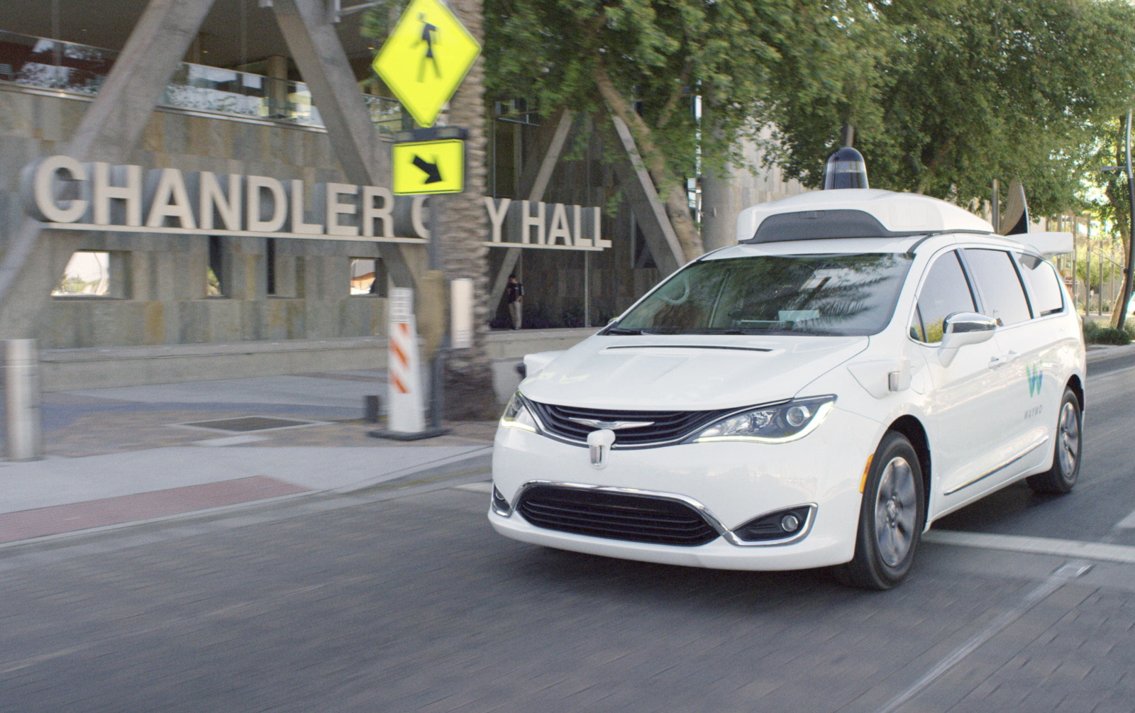Les robots-taxis de Waymo ont commencé à livrer des repas Uber Eats à Phoenix