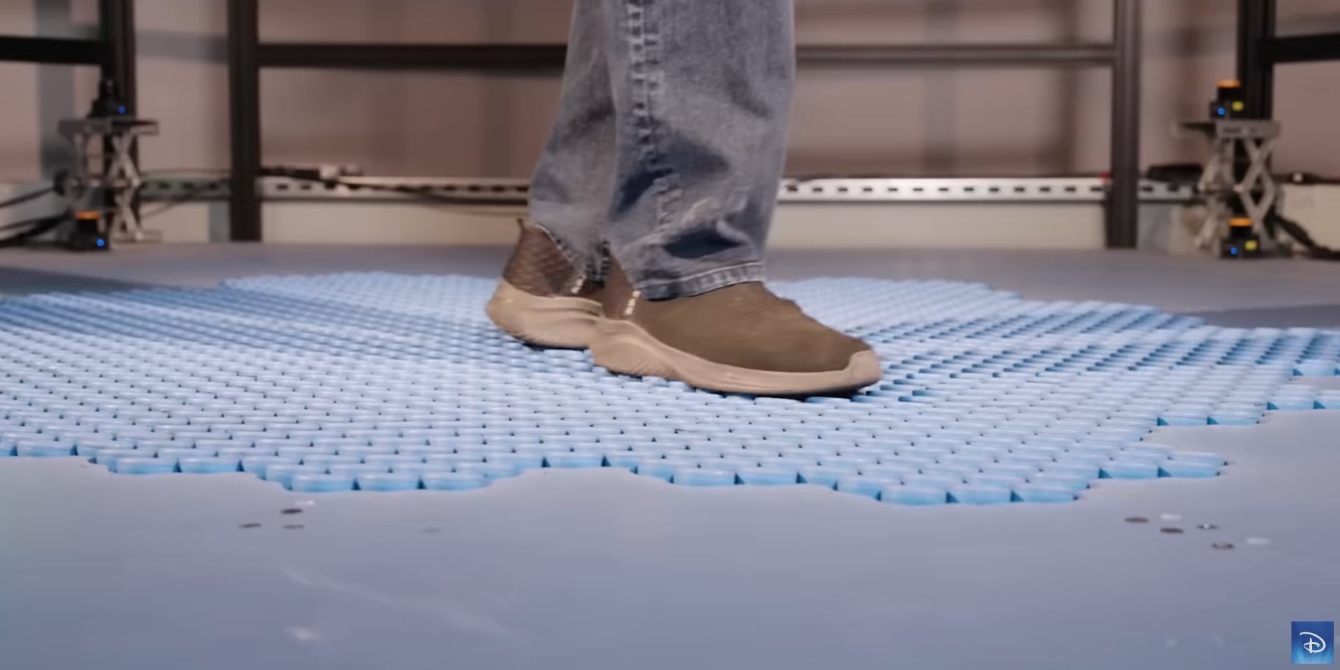 Disney HoloTile: the world's first omnidirectional floor for multi-user VR experiences (video)-2