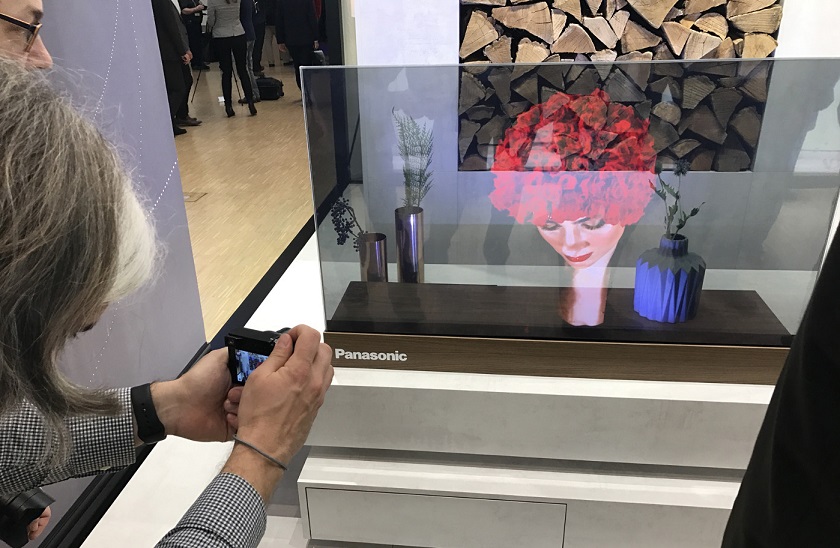 dl-panasonic-transparent_Oled.jpeg