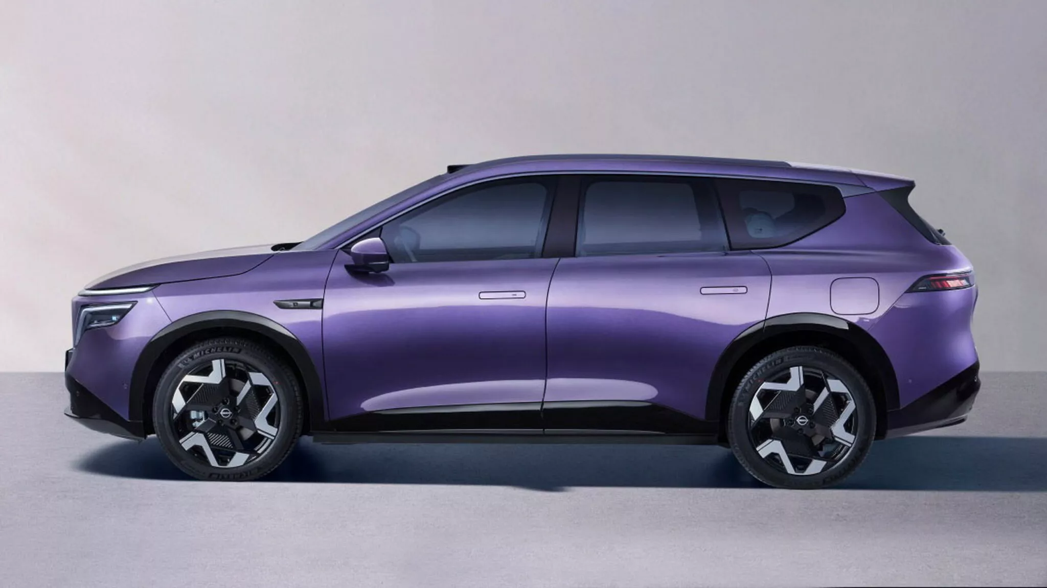 Задний вид Nissan NX8 с датчиками на крыше