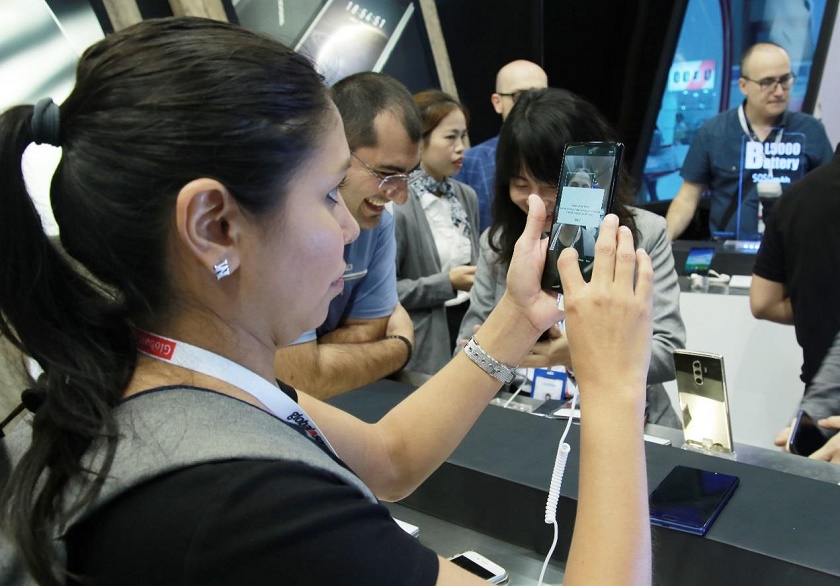 DOOGEE показала работу функции распознавания лица Face Unlock в MIX 2 doogee mix 2 face.jpg