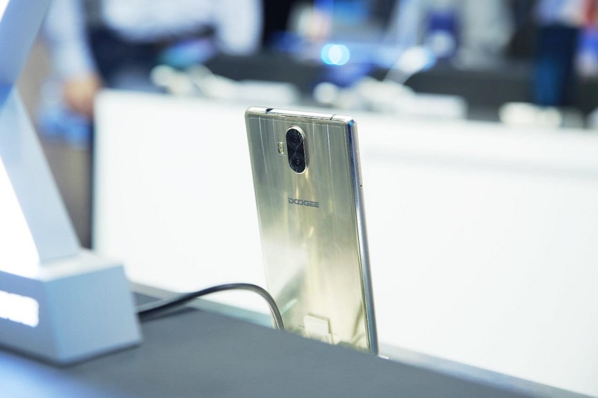 DOOGEE показала работу функции распознавания лица Face Unlock в MIX 2-2 doogee mix 2.jpg